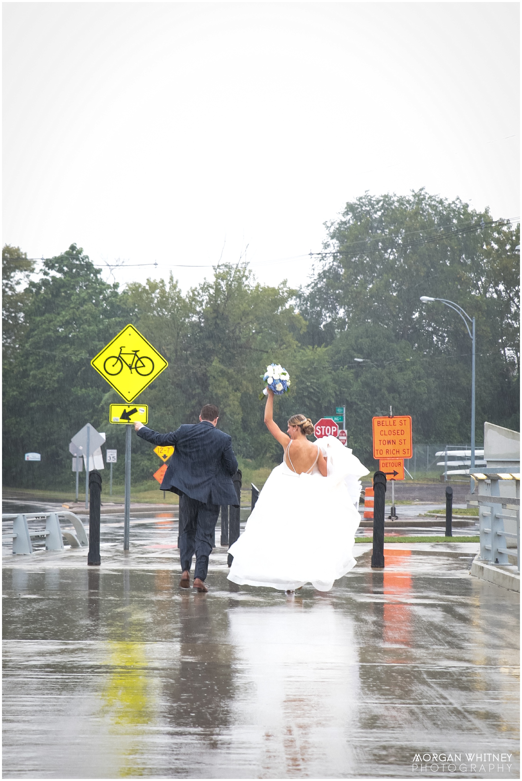 Wedding photography on main street bridge in Columbus, Ohio_0007